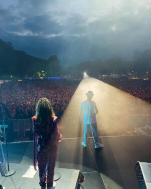 Jan Delay Instagram - liebes bad iburg! vielen dank für diesen wunderschönen tour-start 😍 ceeeeeelebrate good times, come on!! 🎶💃🏾🕺🪩🎉🙌
.
#foreverjan #bestof #album #tour #badiburg