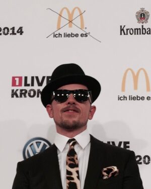 Jan Delay Instagram - happy birthday to #hammerundmichel 🎉🎂🎁🥳🎉🙏 die rockplatte auf die keiner bock hatte, wird heute 10 jahre alt! auch wenn viel auf ihr rumgehackt wurde, ich liebe sie trotzdem. ich feier die songs, die texte und den sound immer noch. ist halt einfach n bischn anders und nichts für den club 😅🤷‍♂️ wer feiert sie sonst noch? und welchen song am meisten??
#stpauli #siekannnichttanzen und #liebe haben es natürlich auf das best of-album #foreverjan geschafft, welches am 2. mai erscheint..

📸: @paulripke @onetouchnilsone @adamharanghy