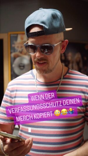 Jan Delay Instagram - kann mir jemand seine advo-card leihen?? 🕵️‍♀️😂
das original gibt’s auf jan-delay.de 🧦
.
.
#foreverjan #bestof #album #tour24