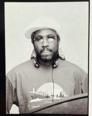 Jan Delay Instagram - er war DAS spirit animal von 2000er hamburg hiphop! war immer mit allen cool, hat alle connected, gepusht, motiviert! er war immer voller liebe und ich glaube, ich habe ihn niemals etwas negatives sagen hören. über nichts und niemanden! es ist unfassbar gemein und scheisse, dass jemand der soviel liebe verteilt hat, so früh gehen muss! leo mosley a.k.a. phantom black, i’ll miss you 🙏🖤😢 hamburg will miss you!!