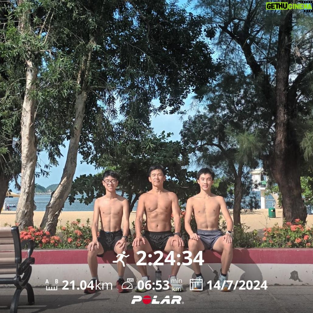 Jan Lam Hoi-Fung - 6.3K Likes - 小弟今朝有幸同兩位訛稱隸屬深淺藍Team Young嘅大師兄合照實在光榮,鏡頭右攻左Louis 左攻右戴眼鏡嗰個係Alvin,兩位堪稱當今南區田徑界嘅也馬同明奈,咁到底邊個最後能夠成為歐洲球壇嘅新王者,大家就要早啲瞓起身睇波啦!
#我隨時都可以瞓
#跑轉腦朋友
#阿攰EXHAUSTED