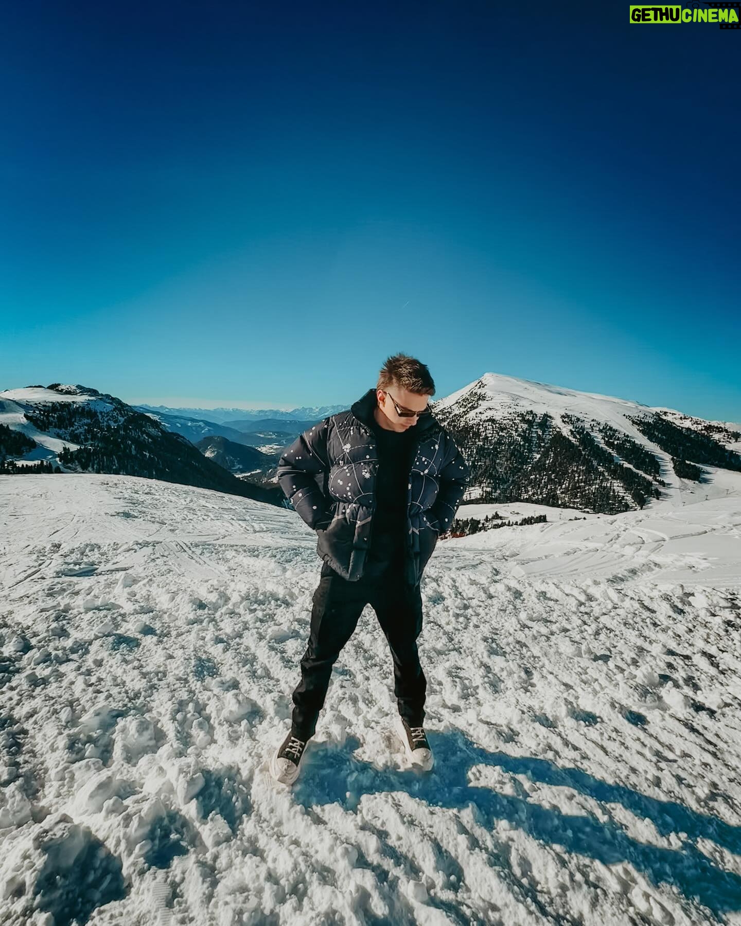 Jan Macák - 39.9K Likes - Lyže tu nemám, přiletěl jsem jenom na aperol 😵💫 | Edit @_pjubs_