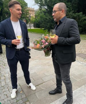 Jan Macák Instagram - 1) Já a ségra se divíme  2) Ali došel na víno zdarma  3)Pro babičku na poličku do rámečku  4)Klobouk řekl Zmijozel