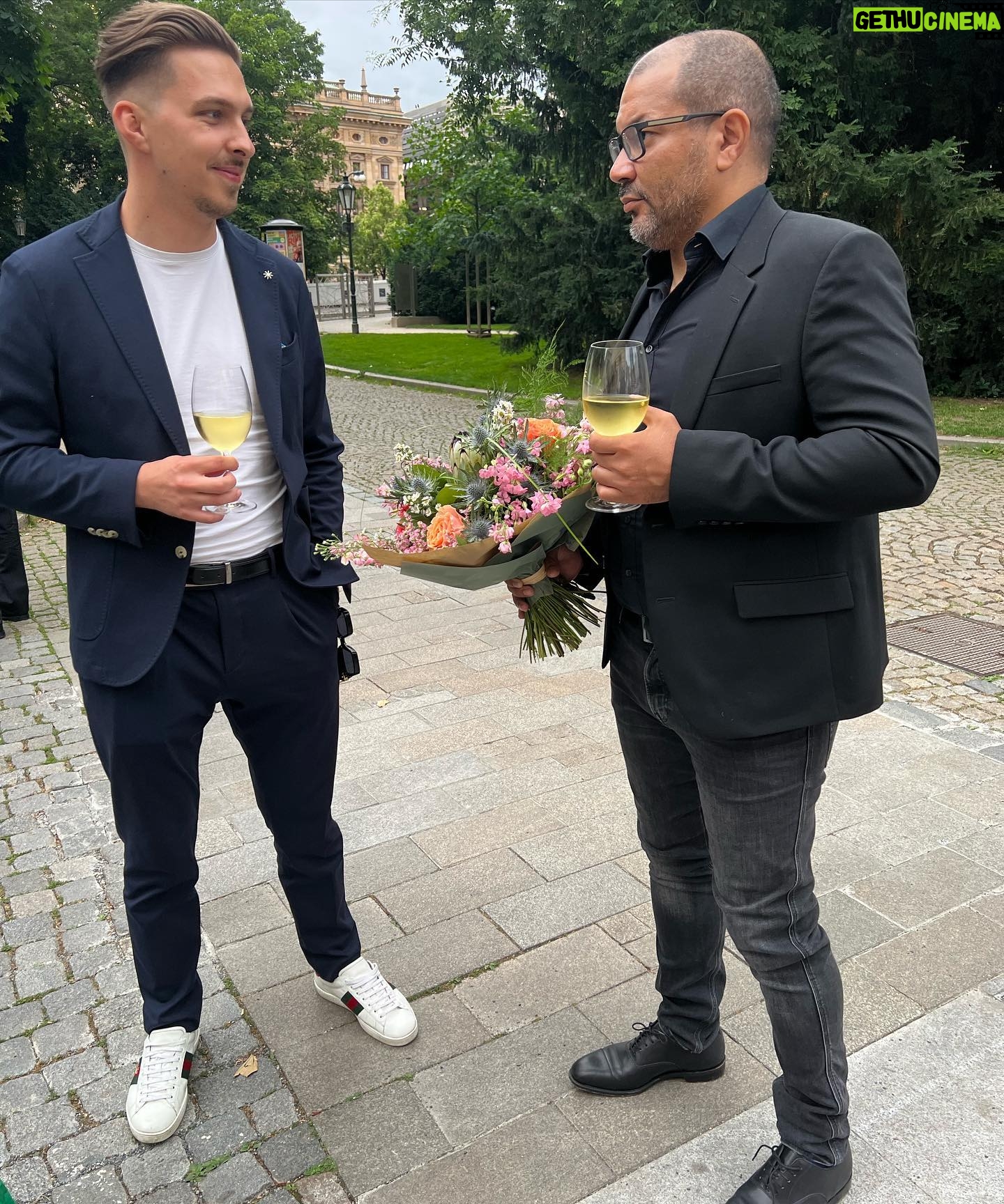 Jan Macák - 79.7K Likes - 1) Já a ségra se divíme 2) Ali došel na víno zdarma 3)Pro babičku na poličku do rámečku 4)Klobouk řekl Zmijozel