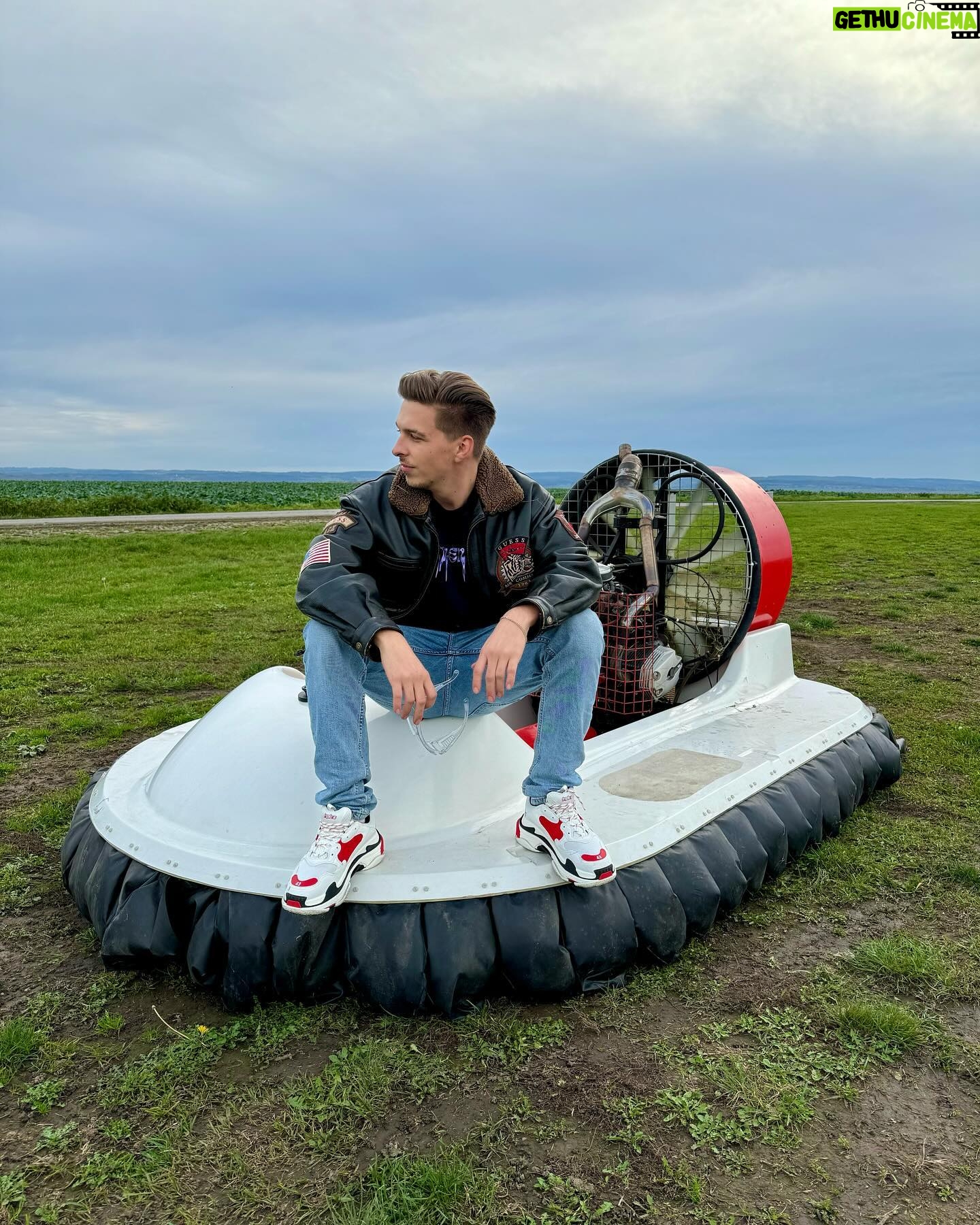 Jan Macák - 37.3K Likes - Vznášedlo jsem ještě neměl, tak jsem si ho musel koupit 🥶