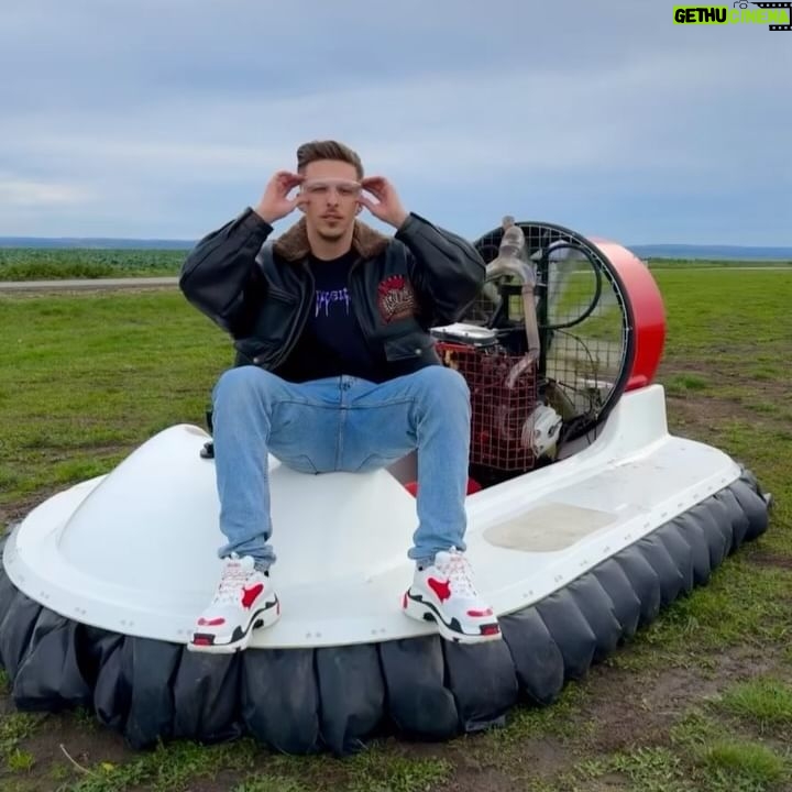 Jan Macák - 37.3K Likes - Vznášedlo jsem ještě neměl, tak jsem si ho musel koupit 🥶