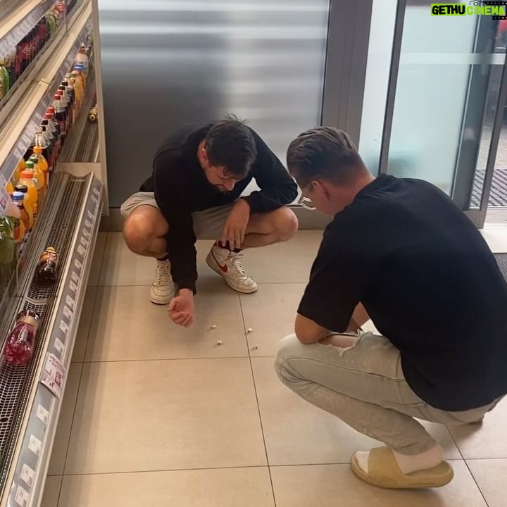 Jan Macák - 37.7K Likes - 1) Hasičak 2) Kdo platí párek z pumpy 3) Zajel jsem pro štěrk 4) Životní balanc 5) Klasickej mlíčňák 6) Cesta ze zahradnictví 7) Rada ze stěny na záchodech