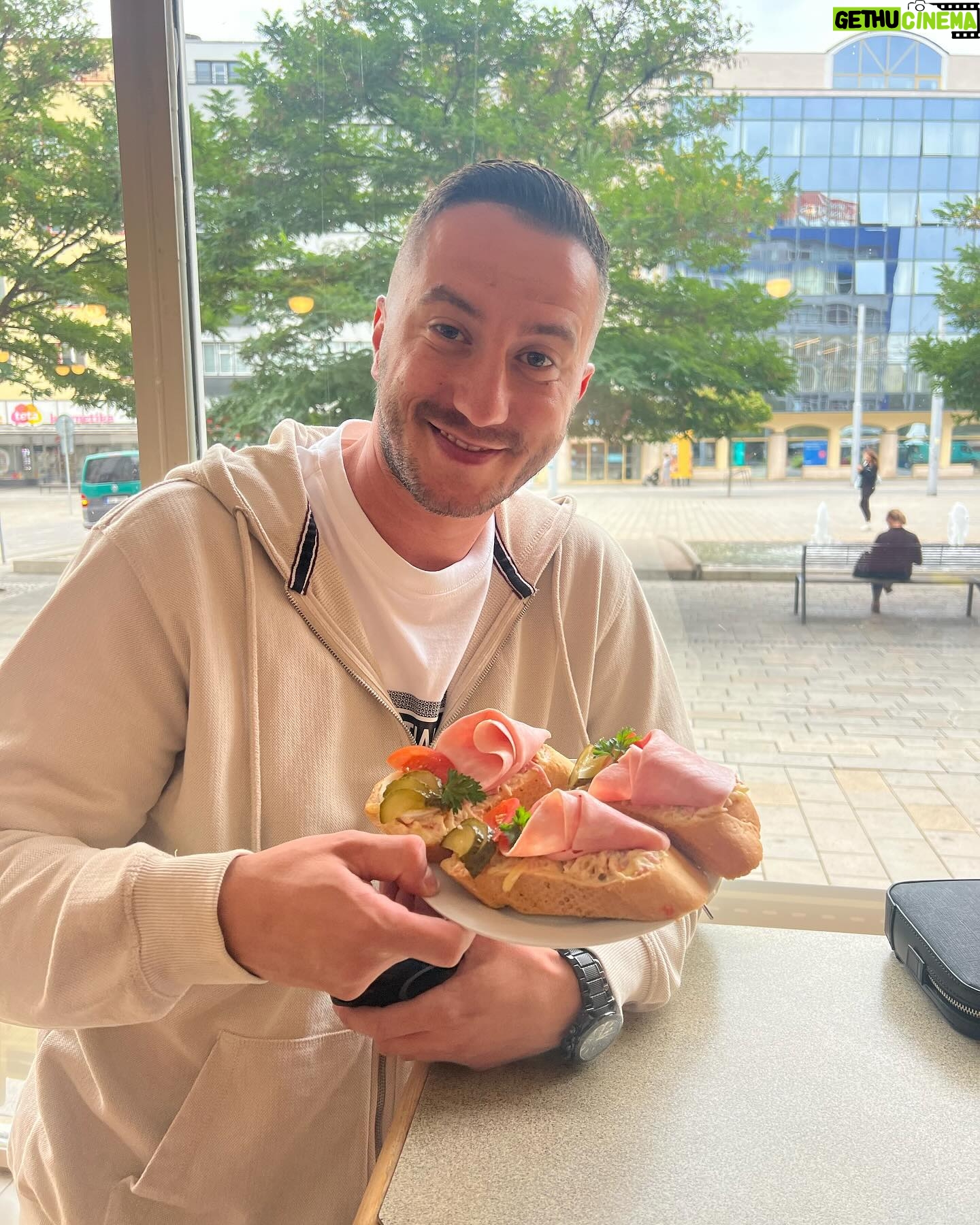 Jan Macák - 37.7K Likes - 1) Hasičak 2) Kdo platí párek z pumpy 3) Zajel jsem pro štěrk 4) Životní balanc 5) Klasickej mlíčňák 6) Cesta ze zahradnictví 7) Rada ze stěny na záchodech