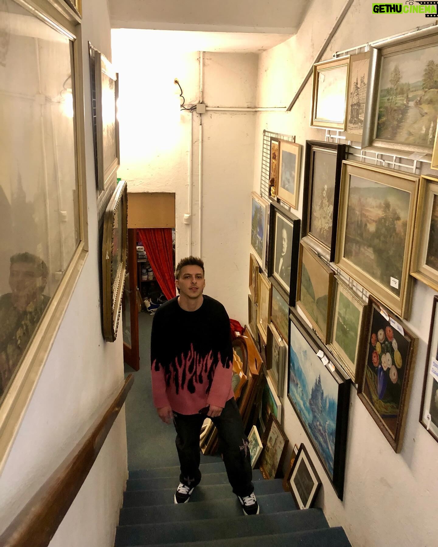 Jan Macák - 45.8K Likes - 1/ Kypřič půdy 2/ Nikdy ani zbytkáč 3/ Winterpekáč 4/ Zátiší Rady 5/ Brigádně míchám aperol 6/ Tvoje fav horror trio 7/ Kulturní vložka 8/ mood 9/ dreamjob