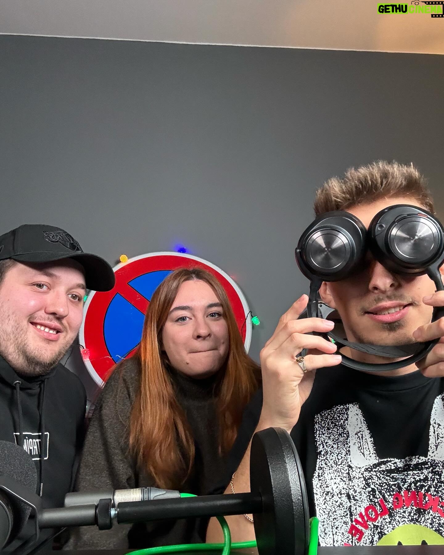 Jan Macák - 45.8K Likes - 1/ Kypřič půdy 2/ Nikdy ani zbytkáč 3/ Winterpekáč 4/ Zátiší Rady 5/ Brigádně míchám aperol 6/ Tvoje fav horror trio 7/ Kulturní vložka 8/ mood 9/ dreamjob