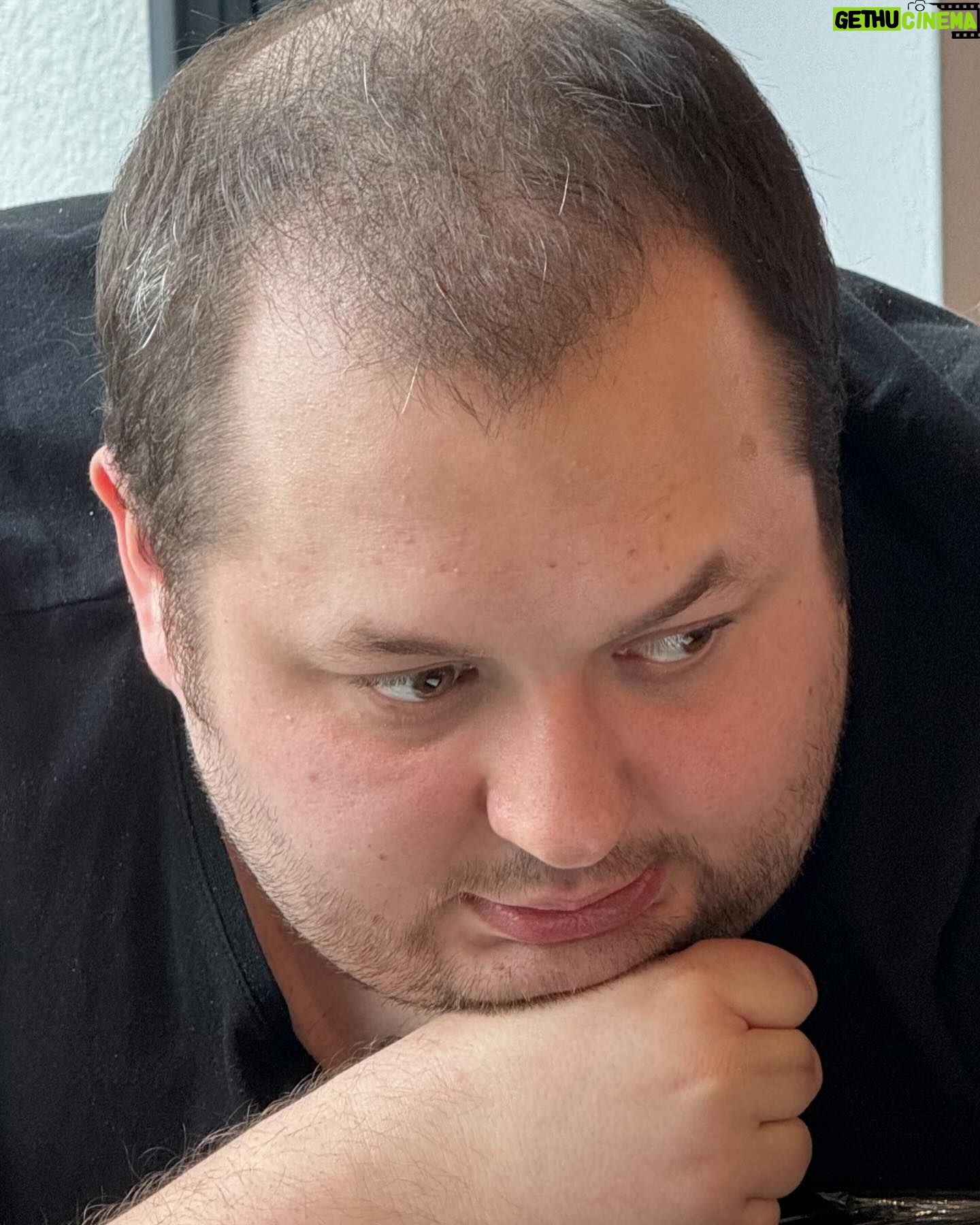 Jan Macák - 45.8K Likes - 1/ Kypřič půdy 2/ Nikdy ani zbytkáč 3/ Winterpekáč 4/ Zátiší Rady 5/ Brigádně míchám aperol 6/ Tvoje fav horror trio 7/ Kulturní vložka 8/ mood 9/ dreamjob