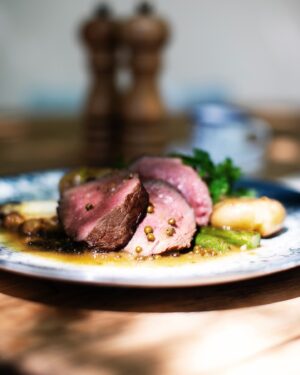 Jan Punčochář Instagram - Dostali jste chuť na kus šťavnatého steaku? 🥩🤩 Náš rump steak s chřestem a bramborami „Grenaille“, které jsme doplnili oblíbenou pepřovou omáčkou, umí ukonejšit takové chutě naprosto bravurně. 

Jakou přípravu máte nejraději? 🥩

#umatejerestaurant