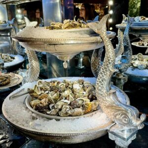 Jan Punčochář Instagram - Tohle si sem odložím, jelikož to byla veliká nádhera! Před časem jsem navštívil skvělou restauraci @lesgrandsbuffets ve Francii a musím říct,  že tolik dobrého jídla pohromadě jsem dlouho neviděl. Moje dieta šla na chvilku stranou a já se ocilt v ráji🙏🥂 Znáte? Byli jste někdo? #janpuncochar #janpuncocharchef