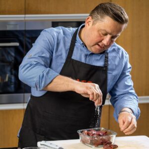 Jan Punčochář Instagram - Velikonoce jsou v plném proudu, a tak si zkuste uvařit skvělé jarní jídlo z králičích stehen, které budete plnit nádivkou z aromatického medvědího česneku. Spolu s @aeg.cz  jsme přichystali recept, kde můžete využít parní troubu a režim Sous-Vide, jelikož takto připravené maso bude výborně chutnat a zachová si své výživové hodnoty. Já, díky mé vychytávce v podobě vakuovací přihrádky, tuto metodu používám často a rád. Přihrádka se navíc hodí i při dalším uchovávání surovin, které se díky vakuu udrží v perfektní kondici delší čas. #spoluprace #AEGCZ #vartejakoprofesional #janpuncochar #janpuncocharchef

Králičí stehna s jarní nádivkou s medvědím česnekem
 
4 ks králičích stehen
sůl, pepř
40 g šalvěje
50 g olivového oleje, nebo másla
6 ks housek nebo rohlíků
500 g vnitřností z králíka
200 g másla
100 g petržele (lze použít i medvědí česnek)
100 ml mléka
8 ks vajec
 
Králičí stehna nasolíme, opepříme a přidáme šalvěj. Vložíme do vakuovacího sáčku a přidáme olivový olej. Dáme do trouby na režim Sous-Vide a vaříme na 75 °C 2 hodiny.
Po uvaření králíka vyndáme z vakuovacího sáčku, vložíme do pekáče a necháme dopéct na 180 °C 40 minut, dokud nezíská zlatavou barvu.
Vnitřnosti z králíka očistíme, játra dáme zvlášť a ostatní vnitřnosti vaříme doměkka. Housky nakrájíme na kostičky, přidáme nakrájené vnitřnosti, syrová ochucená játra, rozpuštěné máslo a petržel či nasekaný medvědí česnek (nebo obojí). Připravenou směs zalijeme mlékem a přidáme 8 žloutků a našlehaný sníh z 8 bílků. Hotovou nádivku naneseme na králičí stehna a pečeme na 170 °C asi hodinu. Jako příloha je vhodná pečená zelenina.