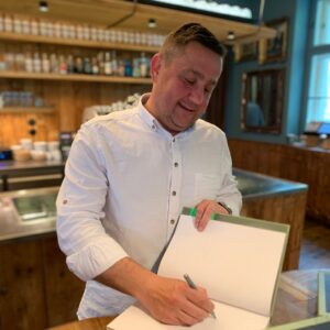 Jan Punčochář Instagram - Stavila se za mnou moje skvělá vydavatelka Veronika z @sulcsvarc a přinesla hromadu knížek k podpisu:) Pokud si nyní objednáte moji první kuchařku Jak vaříme u Matěje, dostanete ji i s mým podpisem. Link najdete u mě v Biu. #jakvarimeumateje #janpuncochar #janpuncocharchef