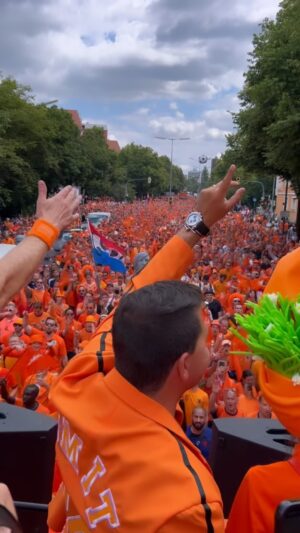 Jan Smit Instagram - ‘Als De Nacht Verdwijnt’ op de Oranje bus in München! 🧡🎶