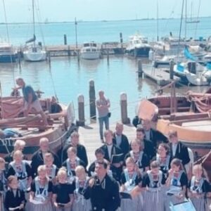 Jan Smit Instagram - Wat een nostalgie! Samen het kinderkoor ‘De Zangertjes Van Volendam’ mocht ik de Volendammer Dagen inluiden in de haven van Volendam! Samen zongen we ‘Mama’ waarmee ik zelf als lid van het koor mocht doorbreken in 1996. ☺️