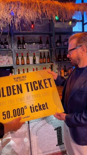 Jan Smit Instagram - ABBA-soluut een onvergetelijk moment! @jansmit en @keestolofficial overhandigen de Gouden Ticket aan niemand minder dan @bjornulvaeus voor de verkoop van meer dan 50.000 kaarten voor @mammamiathepartynl Rotterdam!✨

 #mammamia #mammamiathepartynl #abbatribute #eurovision #eurovisionsongfestival