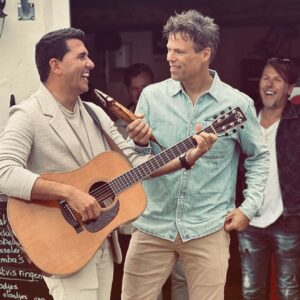 Jan Smit Instagram - Wat kun je toch een lol hebben samen! 🤣