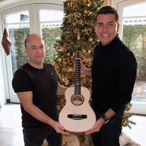 Jan Smit Instagram - Zojuist heb ik een vervroegd kerstcadeau in ontvangst mogen nemen! ☺️ Een hele tijd geleden heb ik Arnaldo Lopez gevraagd om een unieke gitaar voor mij te vervaardigen. Vandaag was eindelijk de grote dag en kwam hij hem thuis afleveren! Ik ben zo trots als een pauw.