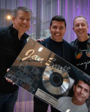 Jan Smit Instagram - Wat een heerlijke middag weer! Ik mocht een ‘Special Achievement’ award ontvangen uit handen van Edwin Evers, voor méér dan 2.000.000 verkochte CD’s in Nederland! Wat ben ik toch een bofkont! 🤩