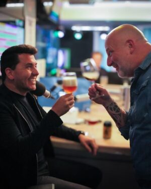 Jan Smit Instagram - Wat een heerlijke middag weer! Ik mocht een ‘Special Achievement’ award ontvangen uit handen van Edwin Evers, voor méér dan 2.000.000 verkochte CD’s in Nederland! Wat ben ik toch een bofkont! 🤩