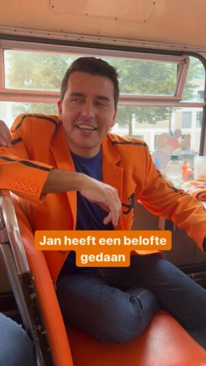 Jan Smit Instagram - @jansmit doet een hele mooie belofte 🧡

We zijn benieuwd (en vereerd)!

#oranjebus #oranjefans #onsoranje #oranje #oranjeparade #nothinglikeoranje #createhistory