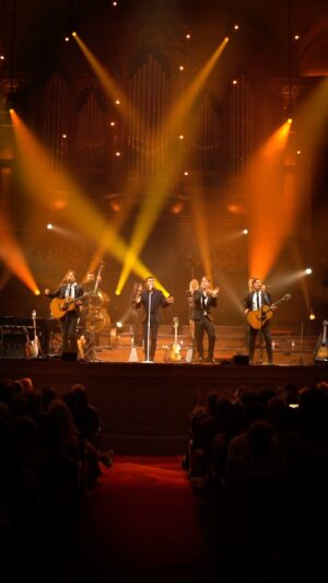 Jan Smit Instagram - Afgelopen donderdagavond hebben we weer een hoogtepuntje mogen beleven zoals jullie zien. In het concertgebouw van Amsterdam mochten we samen met onze goede vriend en collega @jansmit onze nieuwe 'gezamenlijke' single ten gehore brengen. We werden weer bijgestaan door Red Limo Quartet. Wat een onvergetelijke ervaring en wat krijgen we mooie reacties nog steeds op onze single. Morgenochtend kunnen jullie wederom niet om ons heen op landelijke radio. Tussen 08:00 uur en 11:30 uur zijn we live te zien en te horen bij @radio538 , @100pnl NL en @nporadio2