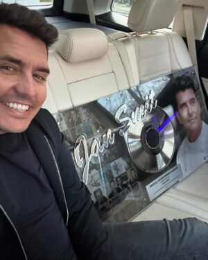 Jan Smit Instagram - Wat een heerlijke middag weer! Ik mocht een ‘Special Achievement’ award ontvangen uit handen van Edwin Evers, voor méér dan 2.000.000 verkochte CD’s in Nederland! Wat ben ik toch een bofkont! 🤩