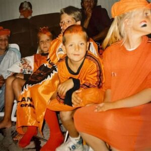 Jan Smit Instagram - Deze foto van 32 jaar geleden stuurde m’n moeder net… Toen keken we samen met alle buren naar Oranje! 🧡