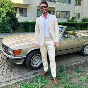 Jan Thomas Instagram - Da jeg var liten hadde jeg en matchbox bil. Mercedes Benz 450 SL. Det var faktisk drømmebilen. Fikk muligheten til å kjøre en noen ganger de årene jeg bodde i USA. Men, som sangen sier det ble Porsche til slutt. Gleder meg som et barn til å få min nye «vidundergutt» neste uke. Har ikke peiling på hvem som eier denne bilen, men på vei hjem fra 17. mai feiring syntes Harlem at den passet veldig godt til dressen min så han tok dette bildet.☀️🥳