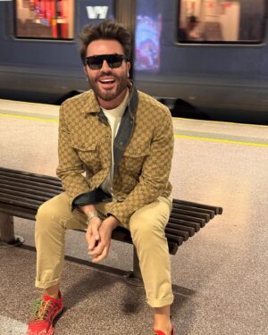 Jan Thomas Instagram - Terningkast 6 til @flytoget 🥳 Usikker på om det hadde vært lite lettvint og gøy med masse bagasje, men tur-retur København uten så mye som en ryggsekk var helt perfekt.