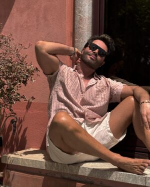 Jan Thomas Instagram - Hadde en helt spesiell stylist denne dagen. Hvem lurer dere på? Harlem. Han kledde meg opp i sine klær. Litt usikker på om jeg kler rosa, men jeg følte meg veldig fin. Jeg hadde vel ikke turt å si noe annet uansett🤣🤣🤣🤣 #loveislove🌈