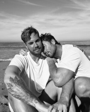 Jan Thomas Instagram - Vi møttes fire og et halvt år siden i Afrika. Nå er vi forlovet og skal gifte oss. I tillegg er det din bursdag 15. mai. Hva skal jeg kjøpe til Harlem? Hva tenker dere? #loveislove🌈