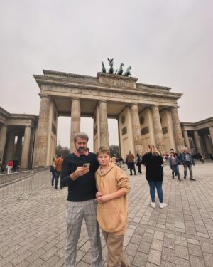 Jana Bernášková Instagram - Berlín. Všichni na Velikonoce odejeli a naopak přijeli.
Děláme často  věci naopak.
Ruda si pořídil brýle s peněženkou uprostřed, Tedík vypil milkshake se slaninou, já se přehltila vjemy, 
Justý pořídila kulturu  i módu. 
Joo a strašně tady žereme.😂
Krásné Velikonoce přejeme.❤️