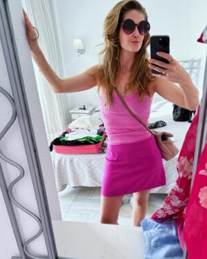 Jana Bernášková Instagram - Jarňáky na Kanárských ostrovech vychází finančně jako lyžovačka v Alpách. 
Ale my milujeme oceán, surfováni, válení, saláty, slunce, vitamin D a pohodičku plážovou. 🎈
Takže doporučuji, pokud ještě nevíte kam 
s dětmi a nemáte sílu balit lyže 
a kombinézy…
Zabalte plavky a krém na opalování.😀
#dovolena