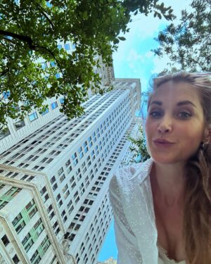 Jana Bernášková Instagram - 2.DEN v New Yorku 
Dávám tady jen střípky toho všeho co se tady děje. New York je krásný, divočejší než já a asi podobně bláznivý. Miluji ten kolotoč , ale musím se z toho jít domu občas vyspat. ❤️
#newyork 
@justyna.drabkova