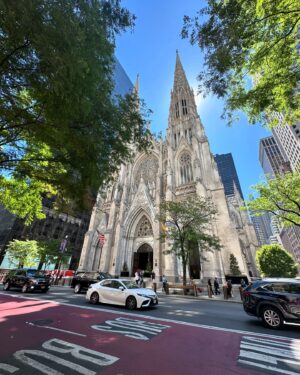 Jana Bernášková Instagram - Jak to říct rychle a jednoduše?
Justý má skoro 18 let a její sen byl letět do New Yorku. 🚀
Dostala tento výlet k nadcházejícím narozeninám (které má v srpnu) 
a to byla jedinečná možnost letět i s jejím tatínkem, tak jsme to tak s velkou radostí udělali. Jsme rodiče na celý život. 
A chtěli jsme to spolu oslavit. 🎈
A není třeba se nad tím pozastavovat. 
Nemá to v sobě žádné skryté drama.
Můj manžel je s naším synem na kolech a poté budeme zase všichni pohromadě. 
Je šťastný, že jsme šťastní. ☺️
Mají se všichni rádi a tak si myslím mají vypadat dospělé zdravé vztahy. 
Mít hezký vztah s bývalým mužem se kterým mám dítě je přece skvělá věc. ❤️ 
Ukazuje to i našim dětem, že to, že se lidi rozejdou, neznamenal konec světa a nenávist.🌸
Jde to, ale musí chtít oba dva a je třeba to nevzdávat. ⭐️
#newyork 
@justyna.drabkova 
@drabek_david