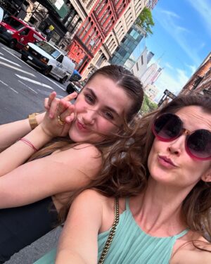 Jana Bernášková Instagram - 1. DEN v NEW YORKU.🚀 
Přílet a prozkoumání blízkého okolí.
Dárek Justy k 18.narozeninám. 🎂
Vyvezla jsem ji do světa.🦄
#happybirthday #newyork