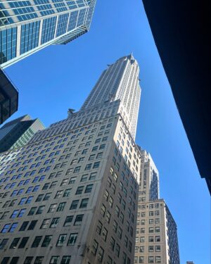 Jana Bernášková Instagram - Jak to říct rychle a jednoduše?
Justý má skoro 18 let a její sen byl letět do New Yorku. 🚀
Dostala tento výlet k nadcházejícím narozeninám (které má v srpnu) 
a to byla jedinečná možnost letět i s jejím tatínkem, tak jsme to tak s velkou radostí udělali. Jsme rodiče na celý život. 
A chtěli jsme to spolu oslavit. 🎈
A není třeba se nad tím pozastavovat. 
Nemá to v sobě žádné skryté drama.
Můj manžel je s naším synem na kolech a poté budeme zase všichni pohromadě. 
Je šťastný, že jsme šťastní. ☺️
Mají se všichni rádi a tak si myslím mají vypadat dospělé zdravé vztahy. 
Mít hezký vztah s bývalým mužem se kterým mám dítě je přece skvělá věc. ❤️ 
Ukazuje to i našim dětem, že to, že se lidi rozejdou, neznamenal konec světa a nenávist.🌸
Jde to, ale musí chtít oba dva a je třeba to nevzdávat. ⭐️
#newyork 
@justyna.drabkova 
@drabek_david