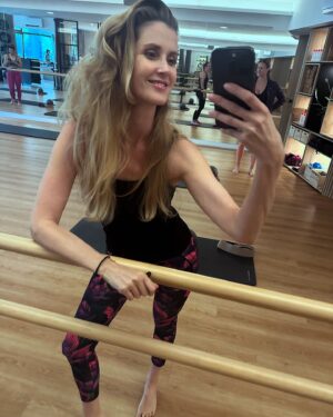 Jana Bernášková Instagram - Dneska jsem si dala 90minut lekci cvičení barre a třepu se, jak čivava z množírny. 😅
Jakým pohybem se držíte v kondici? 
( A co je vlastně barre ? Něco mezi pilates a prvky baletních pozic ) ❤️ 
#cviceni #barre