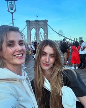 Jana Bernášková Instagram - Jak to říct rychle a jednoduše?
Justý má skoro 18 let a její sen byl letět do New Yorku. 🚀
Dostala tento výlet k nadcházejícím narozeninám (které má v srpnu) 
a to byla jedinečná možnost letět i s jejím tatínkem, tak jsme to tak s velkou radostí udělali. Jsme rodiče na celý život. 
A chtěli jsme to spolu oslavit. 🎈
A není třeba se nad tím pozastavovat. 
Nemá to v sobě žádné skryté drama.
Můj manžel je s naším synem na kolech a poté budeme zase všichni pohromadě. 
Je šťastný, že jsme šťastní. ☺️
Mají se všichni rádi a tak si myslím mají vypadat dospělé zdravé vztahy. 
Mít hezký vztah s bývalým mužem se kterým mám dítě je přece skvělá věc. ❤️ 
Ukazuje to i našim dětem, že to, že se lidi rozejdou, neznamenal konec světa a nenávist.🌸
Jde to, ale musí chtít oba dva a je třeba to nevzdávat. ⭐️
#newyork 
@justyna.drabkova 
@drabek_david