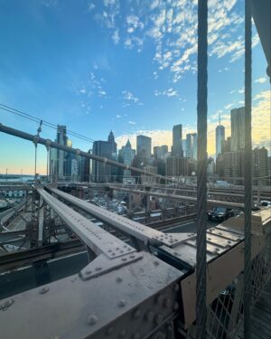Jana Bernášková Instagram - Jak to říct rychle a jednoduše?
Justý má skoro 18 let a její sen byl letět do New Yorku. 🚀
Dostala tento výlet k nadcházejícím narozeninám (které má v srpnu) 
a to byla jedinečná možnost letět i s jejím tatínkem, tak jsme to tak s velkou radostí udělali. Jsme rodiče na celý život. 
A chtěli jsme to spolu oslavit. 🎈
A není třeba se nad tím pozastavovat. 
Nemá to v sobě žádné skryté drama.
Můj manžel je s naším synem na kolech a poté budeme zase všichni pohromadě. 
Je šťastný, že jsme šťastní. ☺️
Mají se všichni rádi a tak si myslím mají vypadat dospělé zdravé vztahy. 
Mít hezký vztah s bývalým mužem se kterým mám dítě je přece skvělá věc. ❤️ 
Ukazuje to i našim dětem, že to, že se lidi rozejdou, neznamenal konec světa a nenávist.🌸
Jde to, ale musí chtít oba dva a je třeba to nevzdávat. ⭐️
#newyork 
@justyna.drabkova 
@drabek_david