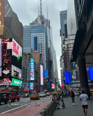 Jana Bernášková Instagram - Jak to říct rychle a jednoduše?
Justý má skoro 18 let a její sen byl letět do New Yorku. 🚀
Dostala tento výlet k nadcházejícím narozeninám (které má v srpnu) 
a to byla jedinečná možnost letět i s jejím tatínkem, tak jsme to tak s velkou radostí udělali. Jsme rodiče na celý život. 
A chtěli jsme to spolu oslavit. 🎈
A není třeba se nad tím pozastavovat. 
Nemá to v sobě žádné skryté drama.
Můj manžel je s naším synem na kolech a poté budeme zase všichni pohromadě. 
Je šťastný, že jsme šťastní. ☺️
Mají se všichni rádi a tak si myslím mají vypadat dospělé zdravé vztahy. 
Mít hezký vztah s bývalým mužem se kterým mám dítě je přece skvělá věc. ❤️ 
Ukazuje to i našim dětem, že to, že se lidi rozejdou, neznamenal konec světa a nenávist.🌸
Jde to, ale musí chtít oba dva a je třeba to nevzdávat. ⭐️
#newyork 
@justyna.drabkova 
@drabek_david