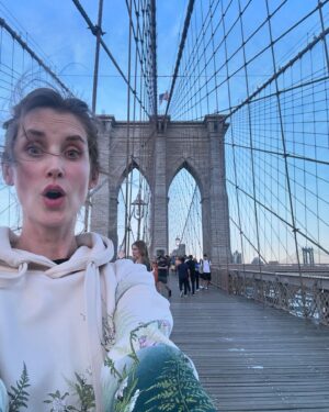 Jana Bernášková Instagram - Jak to říct rychle a jednoduše?
Justý má skoro 18 let a její sen byl letět do New Yorku. 🚀
Dostala tento výlet k nadcházejícím narozeninám (které má v srpnu) 
a to byla jedinečná možnost letět i s jejím tatínkem, tak jsme to tak s velkou radostí udělali. Jsme rodiče na celý život. 
A chtěli jsme to spolu oslavit. 🎈
A není třeba se nad tím pozastavovat. 
Nemá to v sobě žádné skryté drama.
Můj manžel je s naším synem na kolech a poté budeme zase všichni pohromadě. 
Je šťastný, že jsme šťastní. ☺️
Mají se všichni rádi a tak si myslím mají vypadat dospělé zdravé vztahy. 
Mít hezký vztah s bývalým mužem se kterým mám dítě je přece skvělá věc. ❤️ 
Ukazuje to i našim dětem, že to, že se lidi rozejdou, neznamenal konec světa a nenávist.🌸
Jde to, ale musí chtít oba dva a je třeba to nevzdávat. ⭐️
#newyork 
@justyna.drabkova 
@drabek_david