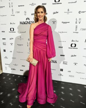 Jana Bernášková Instagram - Tak tenhle lvíček sice není můj, 
ale ladíme k sobě.☄️
Děkuji mému týmu, který mě připravil.

Šaty: @sandramark_fashion_designer ❤️
Make up: @aneta_pajer 
Styling: @ruthyshoty 
#ceskylev2024