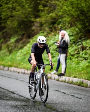 Jana Kesenheimer Instagram - Huhu 👋🏼

Yes, I really can ride my bike for just 30 minutes. It ends up tasting like blood in my throat rather than gummy bears…

@liz600_bike_challenge is a hill climb cycling race for everyone that took place for the first time yesterday. Organized by René from @ride_kiss (whose group rides in Innsbruck have already become incredibly popular), all the spots were sold out for this inaugural event.

The best part was actually the social interactions: I met the oldest participant, the youngest participant (who heartwarmingly told me she had seen all ‘my’ films 🥹) and meeting friends from my triathlon past.

I have to say, it was a good shock to the system, but I’ll stick to the 10  hour rides... ☺️
Can recommend! 

[.] @sportfotografie_innsbruck 

_ad (Brand mention)
@specializedde #iamspecialized 
@gloryfy_unbreakable #beunbreakable 
@sramroad #sramred 
#cycling #bikelife #innsbruck #roadbike