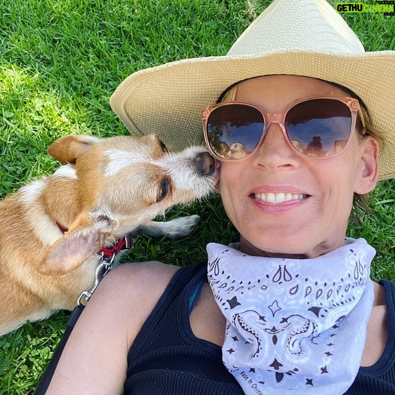 Jana Lee Hamblin - 789 Likes - ᔕOᗰETIᗰEᔕ, ᗩᒪᒪ YOᑌ ᑎEEᗪ Iᔕ ᗩ KIᔕᔕ...
With everything that is going on in our country today... with all the violence... I come back to the basics.
A walk.
A good book.
Meditation.
A Visit with family.
A phone call with a friend.
Work.
Stretching.
Laughing.
A support system.
Love.
For me, it all always comes back to love.
I am sending each snd every one of you so much love. ❤️