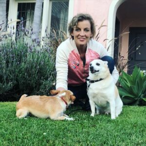 Jana Lee Hamblin Instagram - 🎵"I  GET ᗷY ᗯITᕼ ᗩ ᒪITTᒪE ᕼEᒪᑭ ᖴᖇOᗰ ᗰY ᖴᖇIEᑎᗪᔕ " 🎵🐾

Ohhh... Pip and Louie. It’s amazing how close you can get to dogs. 
These dogs are my roommates dogs who I have lived with for over 2 years.
They are my buddies...my pals.

We walk together every day around 1030/11.
They have their own beds in my room too. They laugh at my jokes and comfort me when I am sad.

It doesn’t Matter with dogs. They simply love us without conditions or questions.

Thank you @ashleyjchavana for taking this picture!

Sending each and every one of you so much love. ❤️
