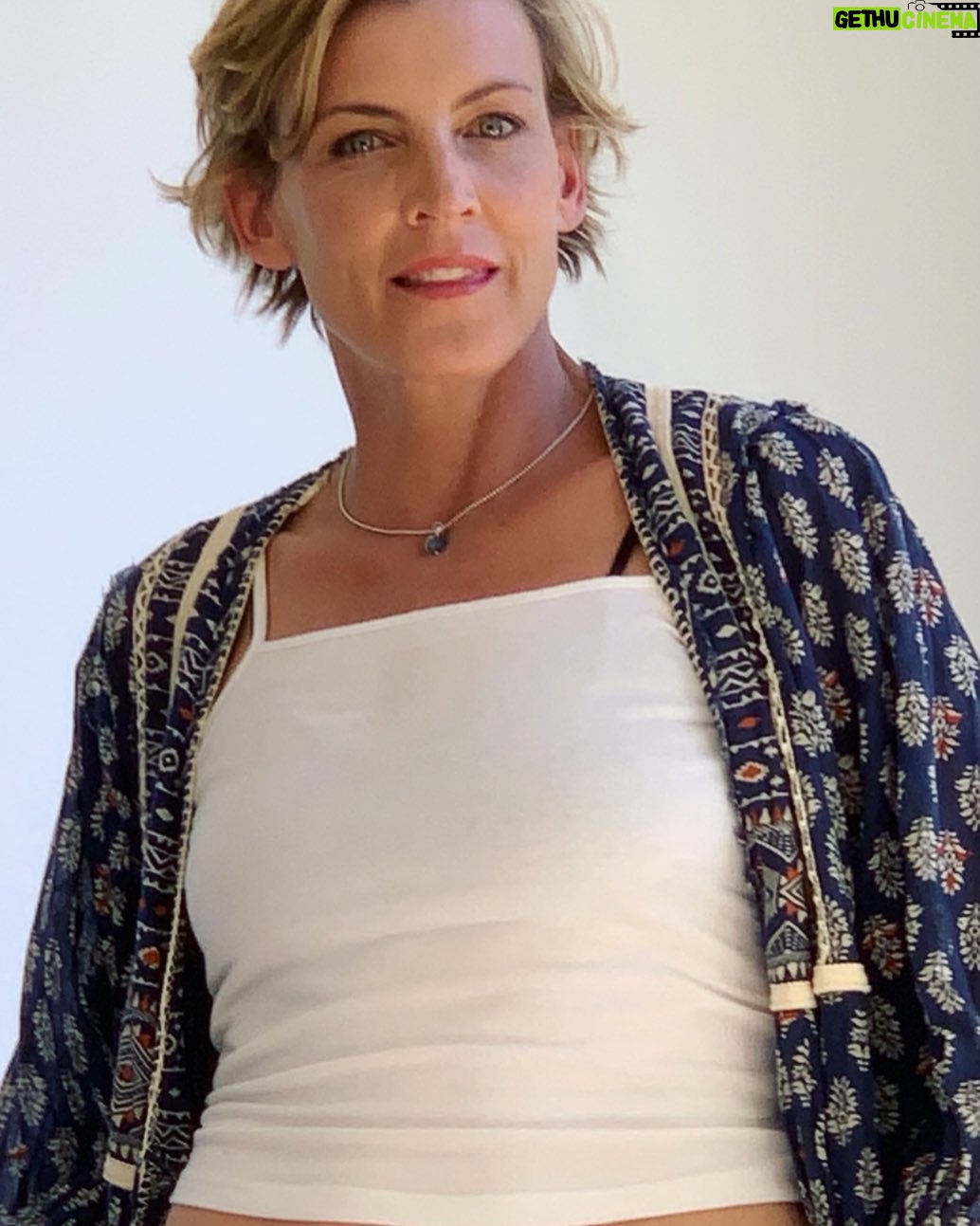 Jana Lee Hamblin - 637 Likes - ᒪIᐯIᑎG Oᑌᖇ ᗷEᔕT ᒪIᖴE.
Showing up with light in our eyes and love in our heart is a true gift.
Sometimes we get discouraged. Sometimes we feel lonely and separate from our fellows.
I want to remind you all that you are not alone. If you need someone to talk to or to listen to you, you can message me and I will respond to you.
Anything I can do to remind you that we are all connected, I will try and do!
‘Tis the season to be loving and kind to all...ourselves included! Taking Care of our mental health is primary.
Sending each and every one of you so much love ❤️